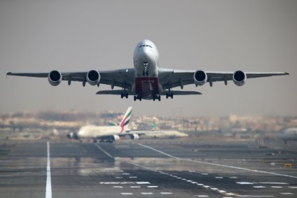 Avião da companhia Emirates decola em Aeroporto Internacional de Dubai