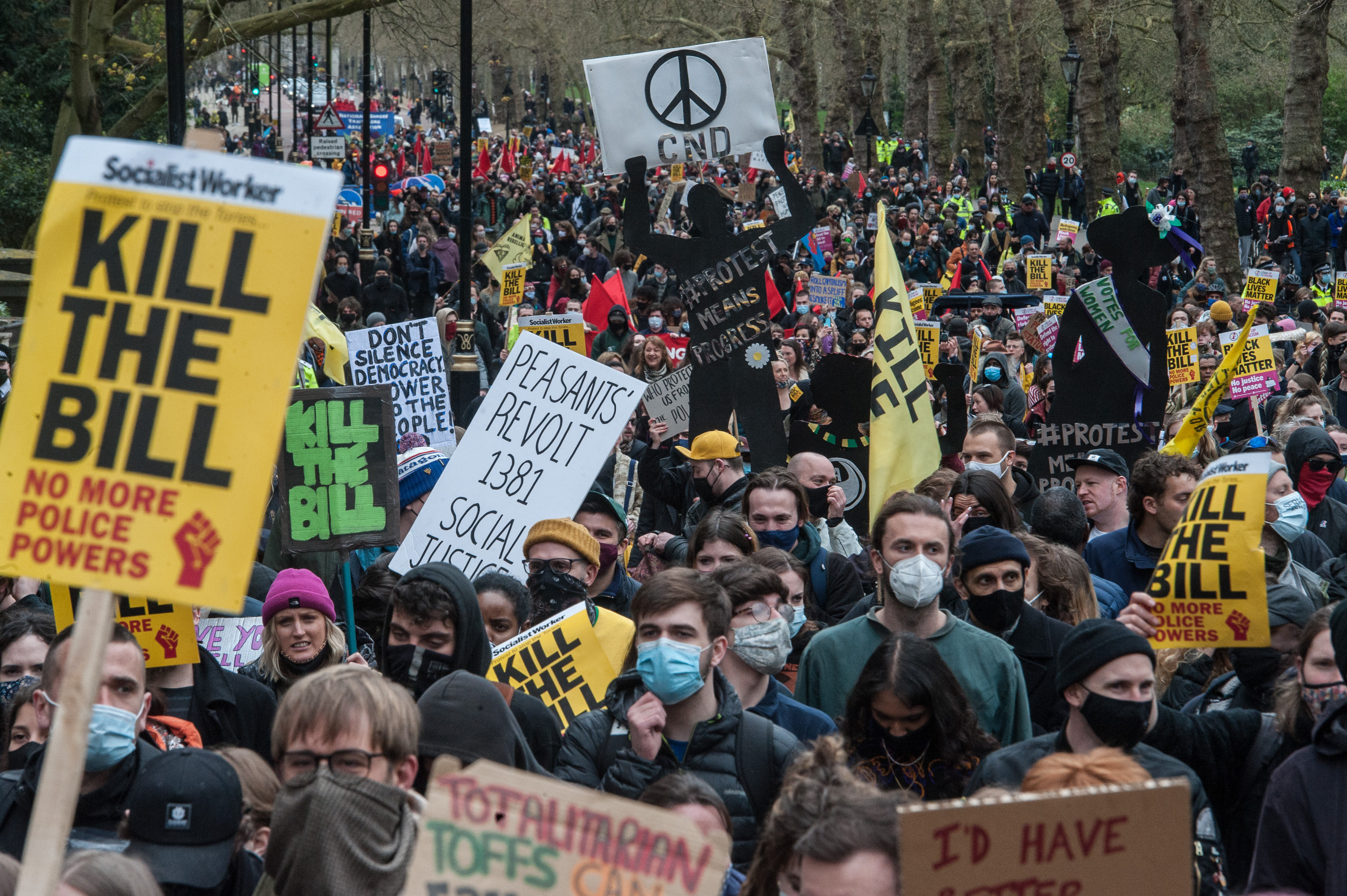 Manifestantes protestam contra projeto de lei que dá mais poder à polícia para r