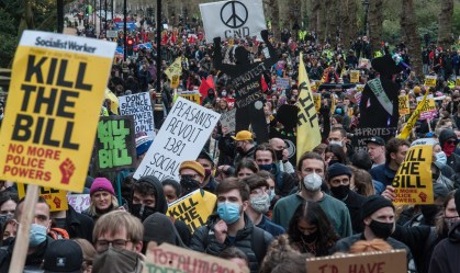 Manifestantes protestam contra projeto de lei que dá mais poder à polícia para r