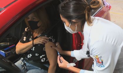 Filha vacina a mãe contra a Covid-19 em Porto Alegre