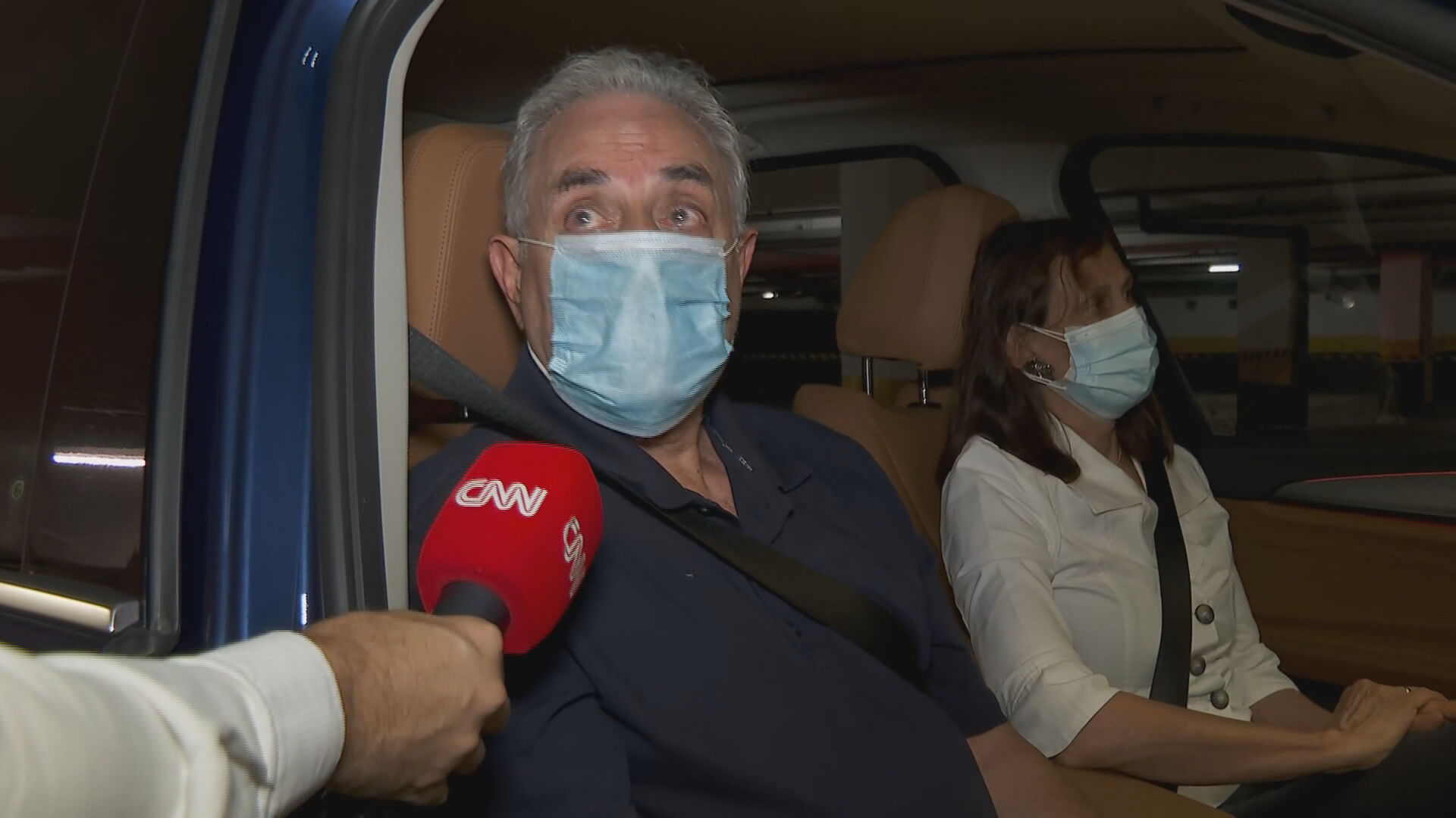 Âncora da CNN, William Waack, toma primeira dose de vacina da Covid-19