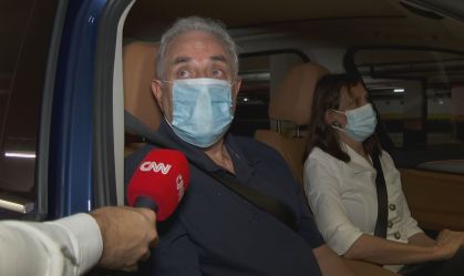 Âncora da CNN William Waack recebe primeira dose de vacina contra a Covid-19