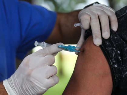 Movimentação de idosos em posto de vacinação