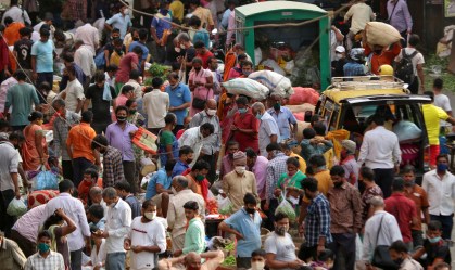 Mercado lotado em Mumbai; Índia superou 100 mil casos diários de Covid-19