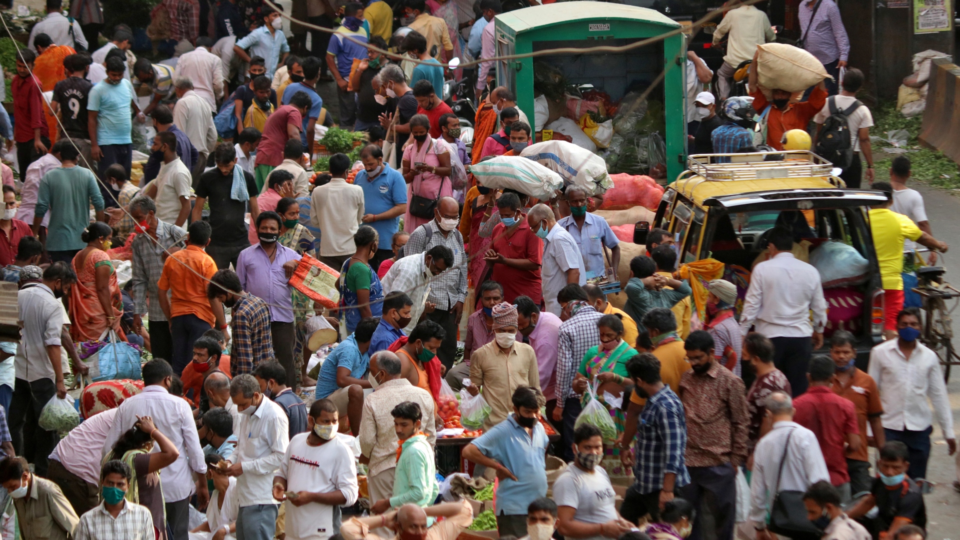 Mercado lotado em Mumbai, na Índia / Foto: Niharika Kulkarni - 5.abr.2021/Reuters