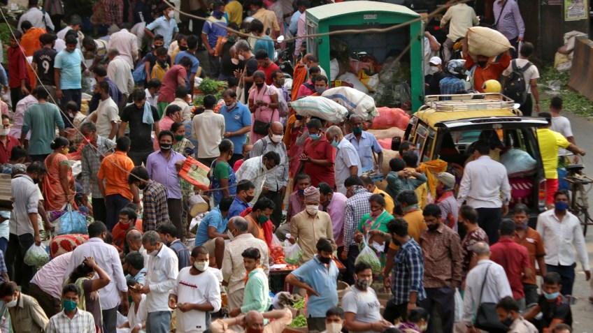 Mercado lotado em Mumbai, na Índia / Foto: Niharika Kulkarni - 5.abr.2021/Reuters