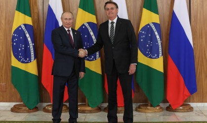 Bolsonaro pretende ligar para Putin para falar sobre Sputnik V