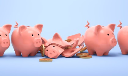 Cofres porquinho enfileirados; no centro, um está rachado