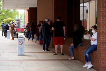 Desempregados aguardam em fila para solicitar benefício no Arkansas, EUA