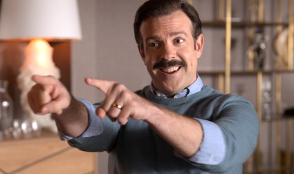 Elenco de Ted Lasso se encontra com jogadores do Crystal Palace; assista