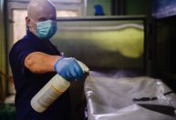 Chance de contaminação por Covid ao tocar superfícies é menor que 1%, diz estudo