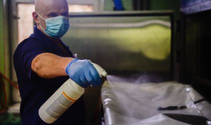 Detergente basta para limpar superfície contra Covid-19, recomenda órgão dos EUA