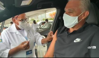 Técnico Tite recebe primeira dose da vacina contra Covid-19