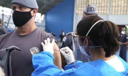 Policial é vacinado contra Covid-19 em São Paulo