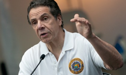 Mortes voltam a subir, mas hospitalizações caem e governador vê NY perto de pico