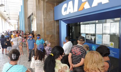 Agências da Caixa têm filas no 1º dia de pagamento do novo auxílio emergencial
