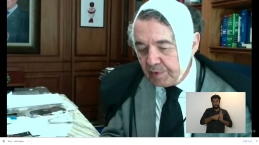 O ministro do STF Marco Aurélio Mello apareceu com a cabeça enfaixada em sessão