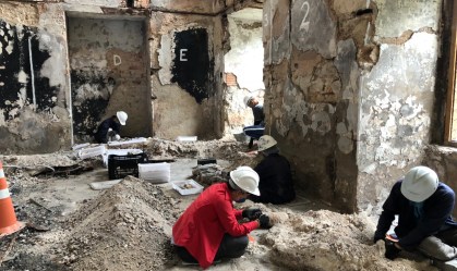 Esqueleto de dinossauro de 80 milhões de anos é resgatado de escombros em museu