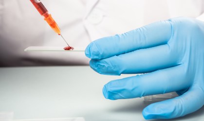 Ciência tenta entender a relação entre tipos sanguíneos e Covid-19