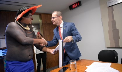 Senador pede na Justiça suspensão de ato que exonerou diretor do Ibama