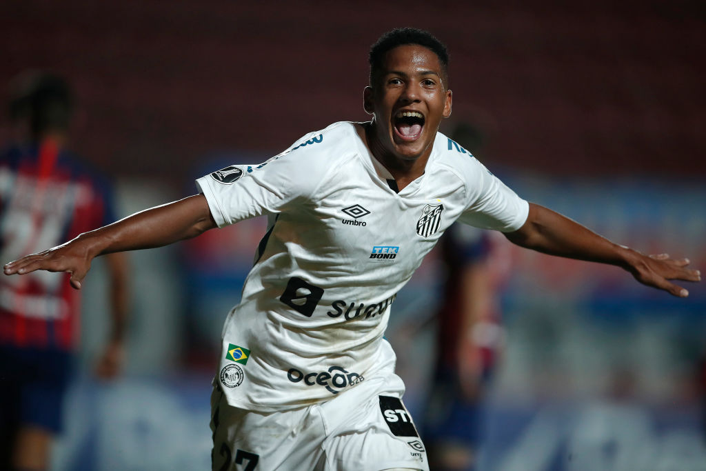 Ângelo Gabriel comemora gol pelo Santos na Libertadores 