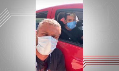 Jovem desempregado leva idosos que não têm carro para tomar vacina da Covid-19