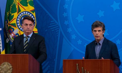 O presidente Jair Bolsonaro ao lado do novo ministro da Saúde, Nelson Teich 