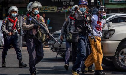 Manifestante é preso pela polícia anti-motim de Mianmar