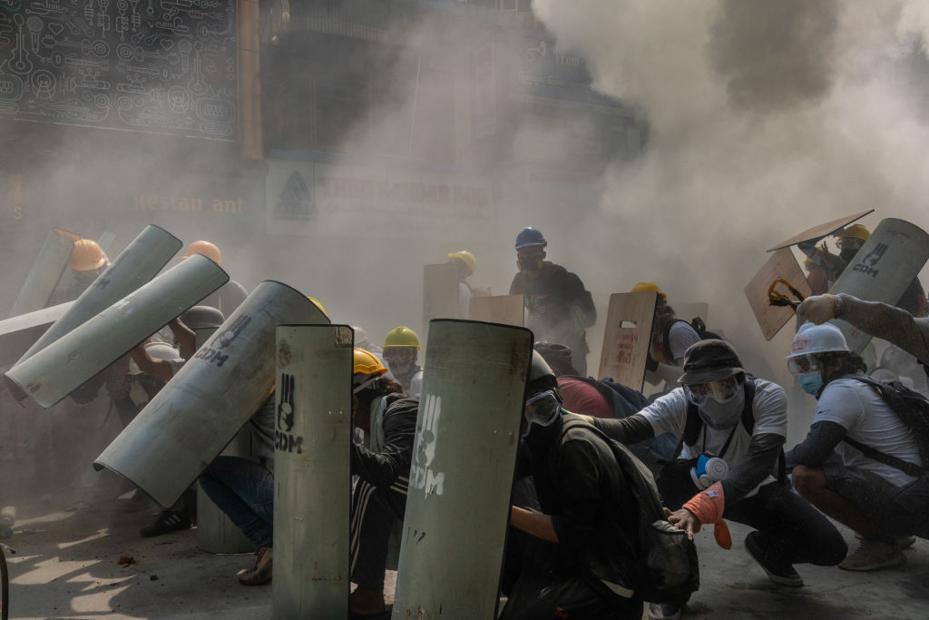 Manifestantes se protegem contra o exército de Mianmar