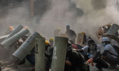 Manifestantes se protegem contra o exército de Mianmar