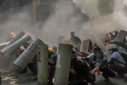 Manifestantes se protegem contra o exército de Mianmar