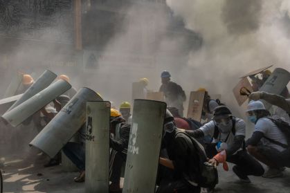 Manifestantes se protegem contra o exército de Mianmar