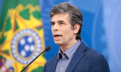 Teich toma posse como ministro da Saúde e cita 'incerteza' com COVID-19