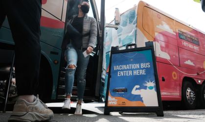 Com ônibus e vans, Nova York promove vacinação móvel contra Covid; veja fotos
