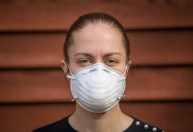 Especialistas recomendam uso de máscaras mais eficazes contra a Ômicron