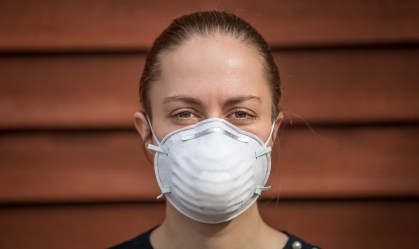 Especialistas recomendam uso de máscaras mais eficazes contra a Ômicron