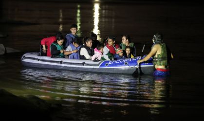 Barco lotado de crianças e mulheres imigrantes é detido no Texas; veja fotos