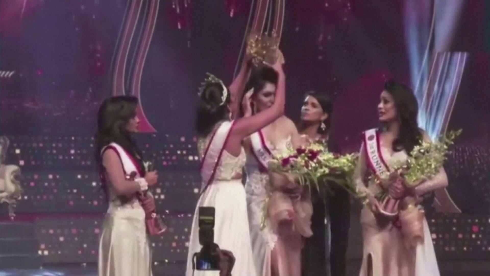 Coroada como Miss Sri Lanka, Pushpika De Silva teve coroa arrancada da cabeça