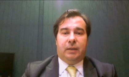 Maia responde Bolsonaro: presidente nos joga pedras, Parlamento vai jogar flores