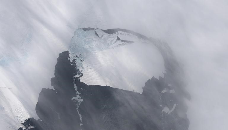 Iceberg na Antártica / Foto: Nasa Earth Observatory/Holli Riebeek