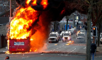 Um ônibus foi incendiado após jovens entraram em confronto com a polícia