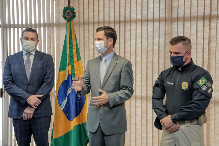 Registro da posse dos ex-diretores-geral da Polícia Federal, Paulo Maiurino (à esquerda), e da Polícia Rodoviária Federal, Silvinei Vasques; ao centro, o ex-ministro da Justiça, Anderson Torres / Foto: Divulgação/Daniel Estevão/MJSP