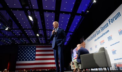 Após onda de tiroteios, Biden anuncia medidas contra a violência armada