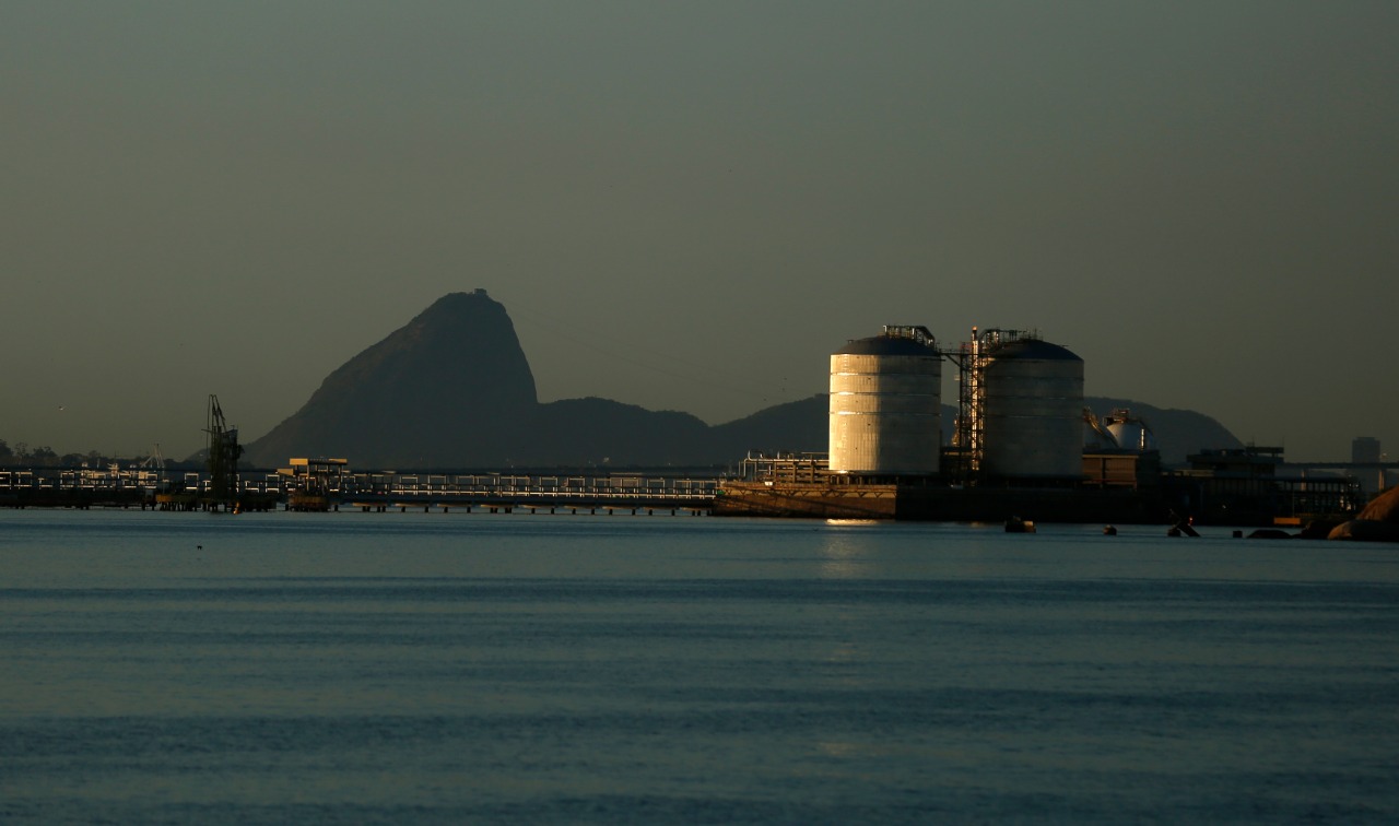 Tanques para armazenamento de gás natural na Baía de Guanabara