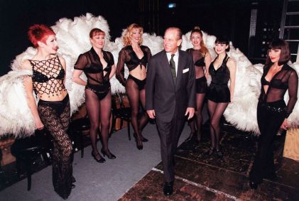 Philip, Duque de Edimburgo, visita elenco de Chicago em teatro de Londres