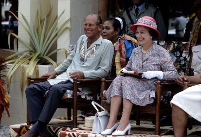 Philip, com tradicional colar de conchas, assiste cerimônia em visita a Tuvalu