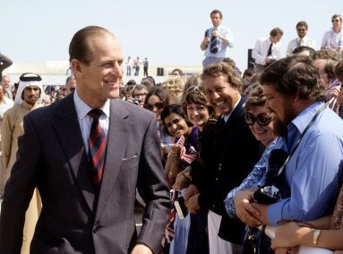 Duque de Edimburgo encontra simpatizantes durante viagem ao Kuwait em 1979