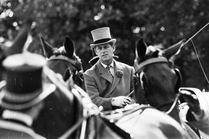Príncipe Philip conduz carruagem em show de cavalos no Palácio de Windsor