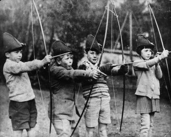O príncipe Philip (2º à esq.), então com 7 anos ao lado de colegas de escola