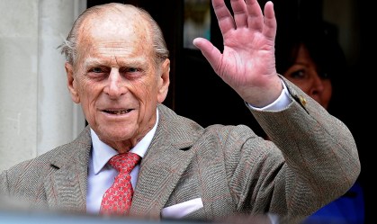 Príncipe Philip acena para jornalistas ao deixar hospital em Londres